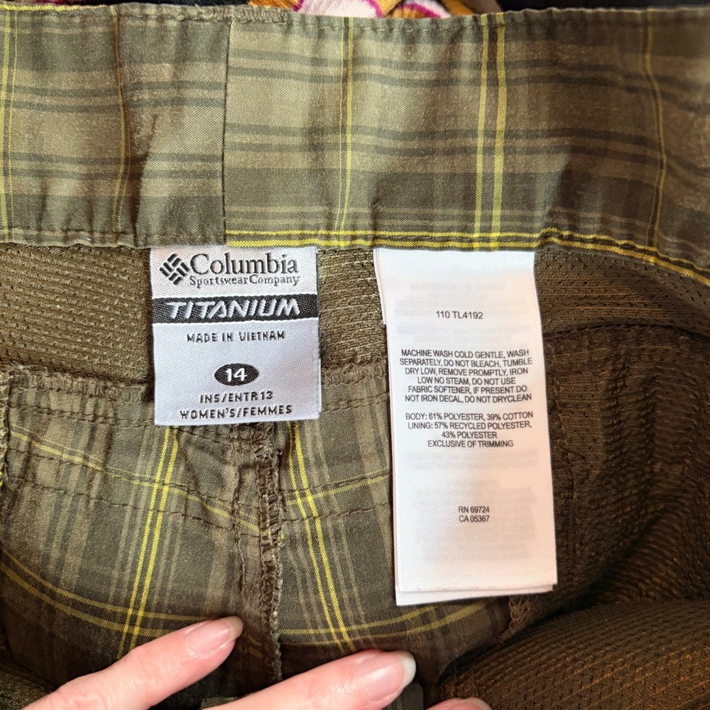 Columbia Titanium Womens 14 Olive Green Plaid Omni-Shade Hiking Utility Shorts - Picture 7 of 7